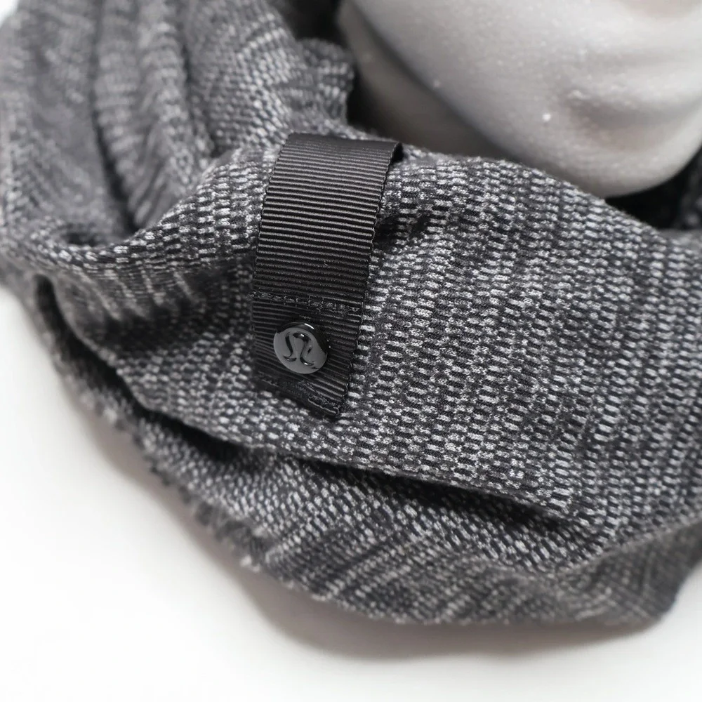 Lululemon Vinyasa Scarf Gray Striped Snap Button Infinity Scarf Indie Sleaze 00s